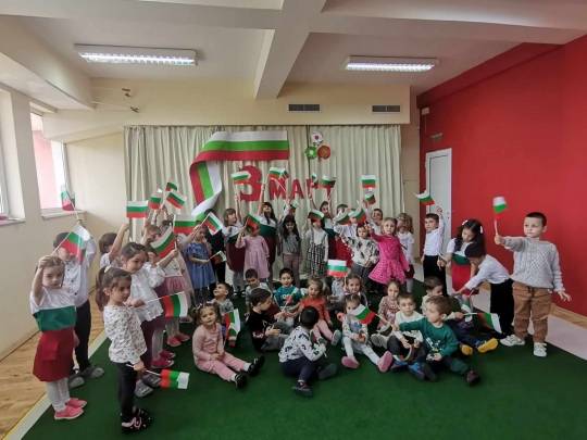 Честит празник, българи! Дай Боже вечна свобода, мир и благоденствие на България и децата и!